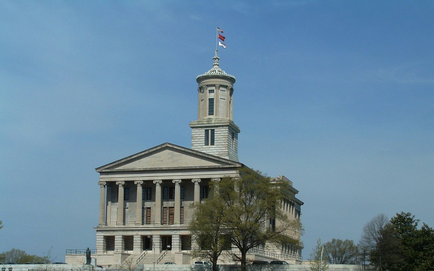 Tennessee State Capitol with its tower and colonnade under a blue sky